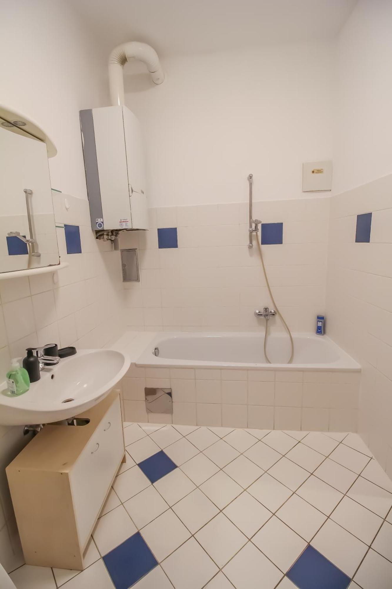 Comfort In Liesing Area Apartament