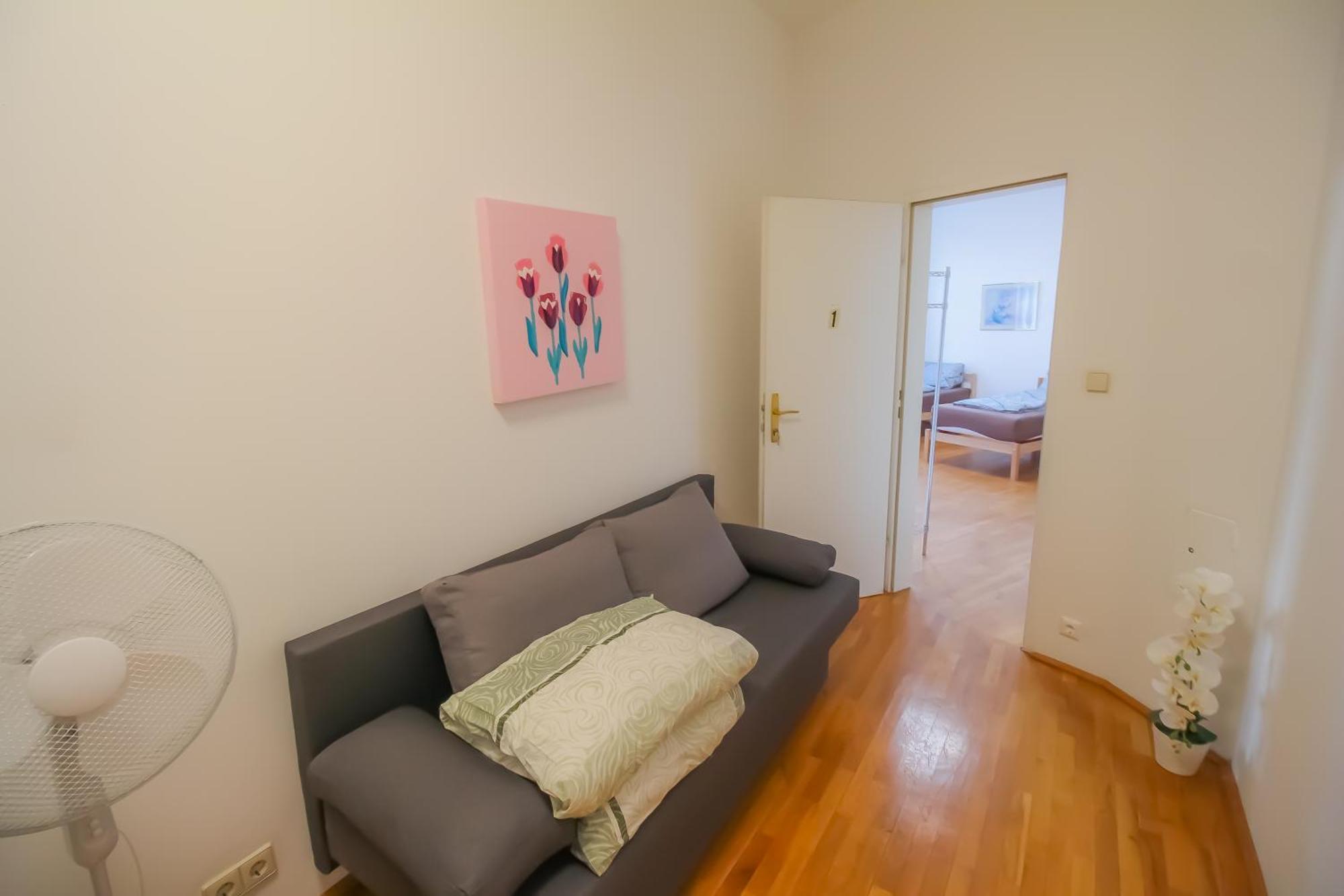 Comfort In Liesing Area Apartament *