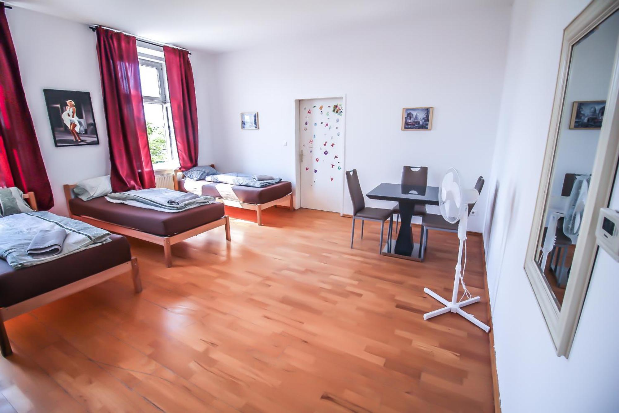 Comfort In Liesing Area Apartament