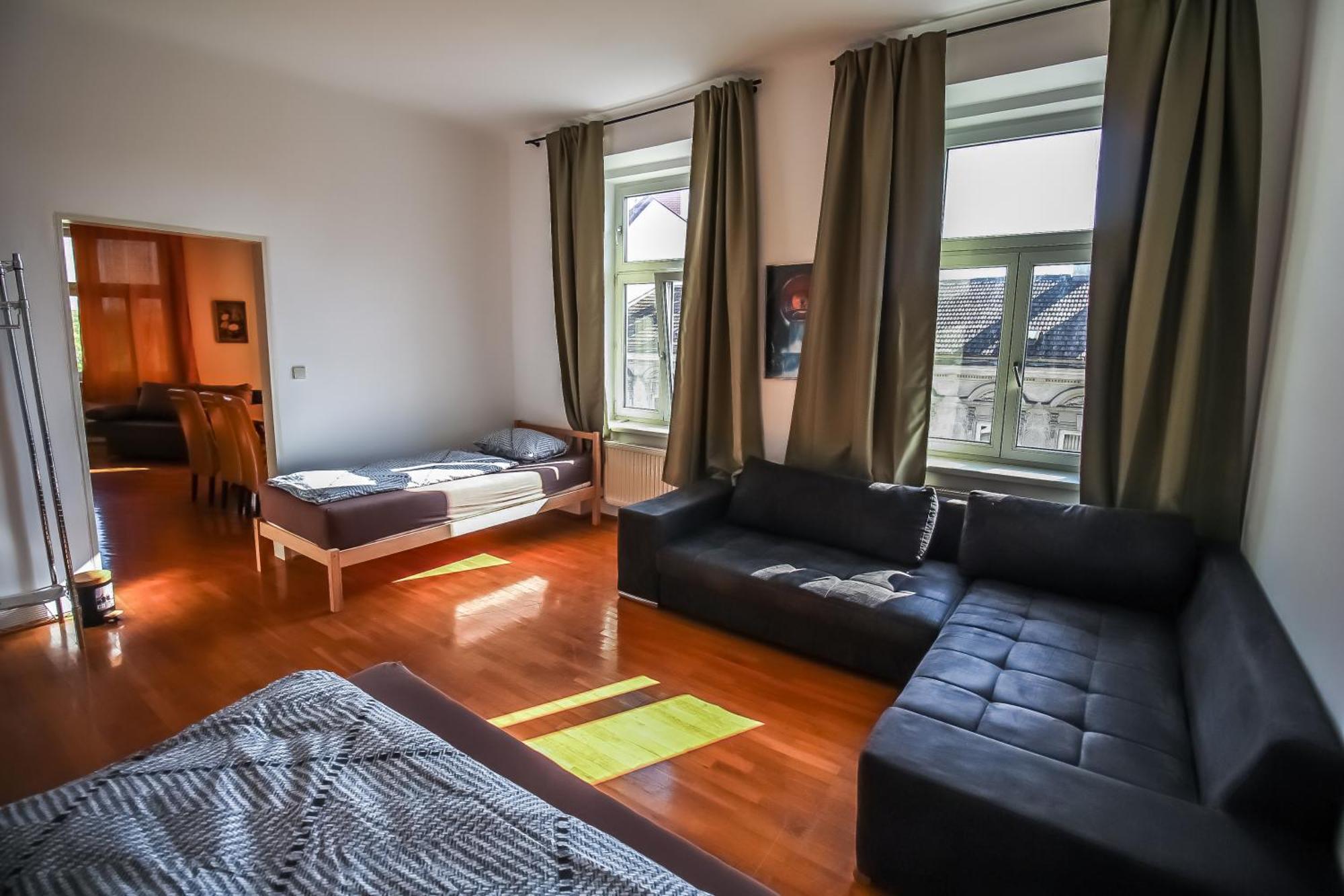 Comfort In Liesing Area Apartament